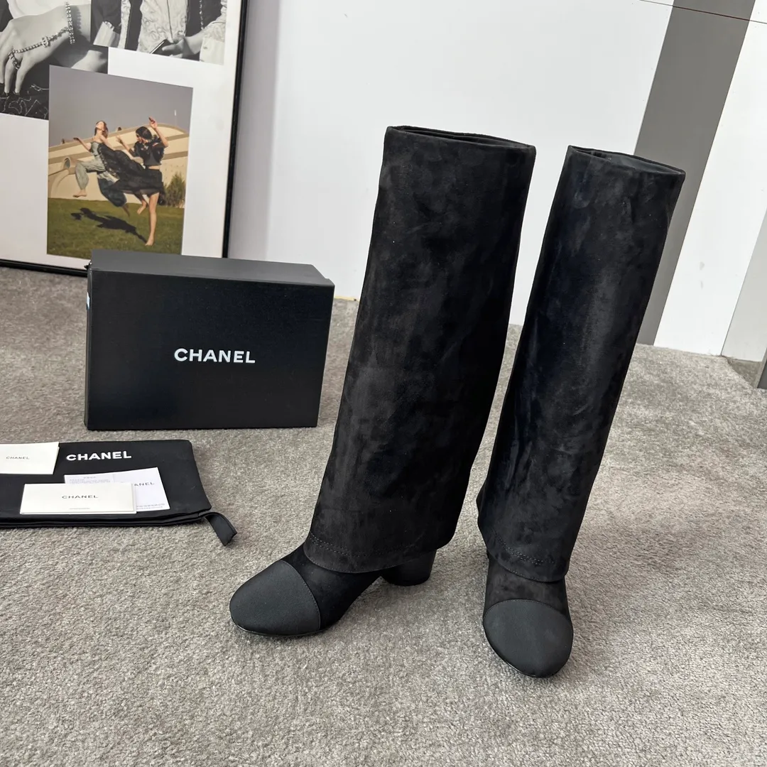 👟👟Ex-factory price 1000👟👟 High version of Chanel CHANEL, 🌞🌞🌞Xiaoxiang’s latest boots for autumn and winter 2025, a must-have item for this autumn and winter! ! Ms. Chanel loves simple yet irresistible combinations to show her unique style. Mix and match freely to shine⚡Follow Grandma’s fashion steps! ! ! The top-notch craftsmanship and texture are perfectly presented. No matter any details, you can compare them with the counters. The best quality products can be entered and exited from the counters at will! ! ❶Material: imported cowhide/sheep leather ❷Inner lining: cowhide lining ❸Foot pads: cowhide lining ❹Outsole: original Italian leather outsole ❺Heel height: 5.5cm ❻Boot shaft height: 15 inches ❼Number: 35-40 (40 and 41 are customized and non-refundable)